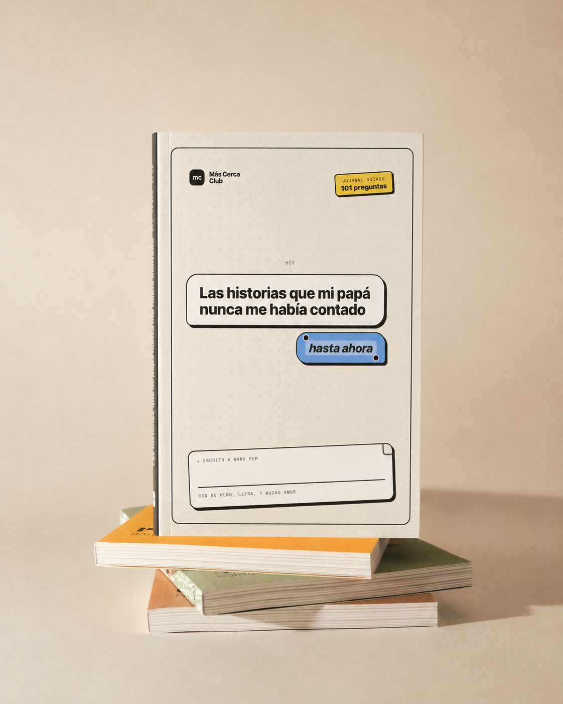 Portada del libro Las historias de papá apoyado sobre otros libros.