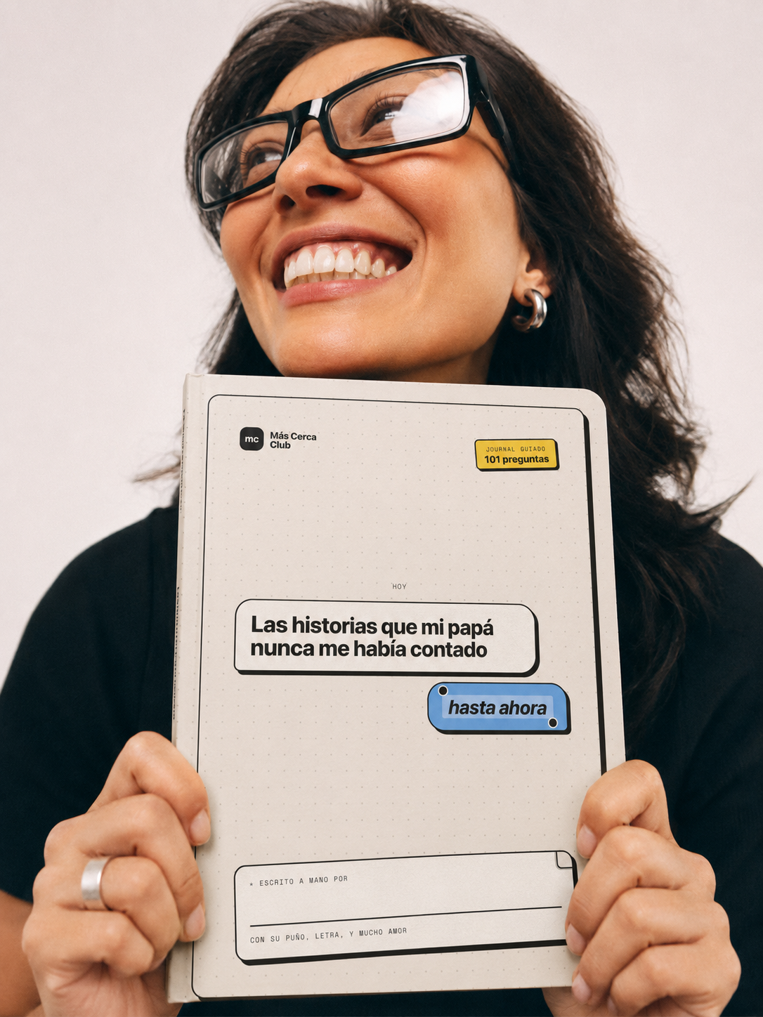 Persona sosteniendo la portada del libro Las historias de papá en primer plano.