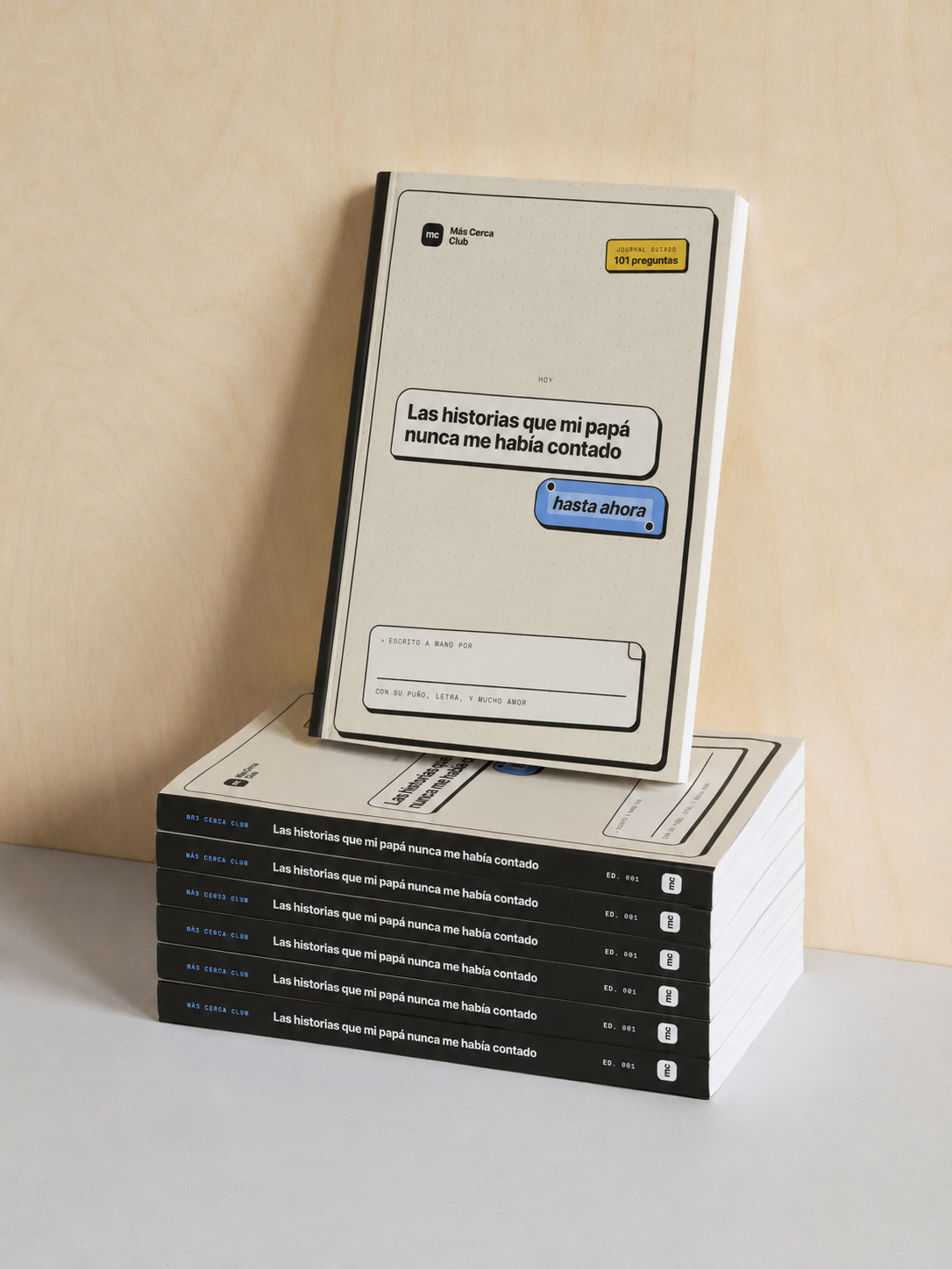 Varias copias del libro Las historias de papá apiladas con una edición de pie.